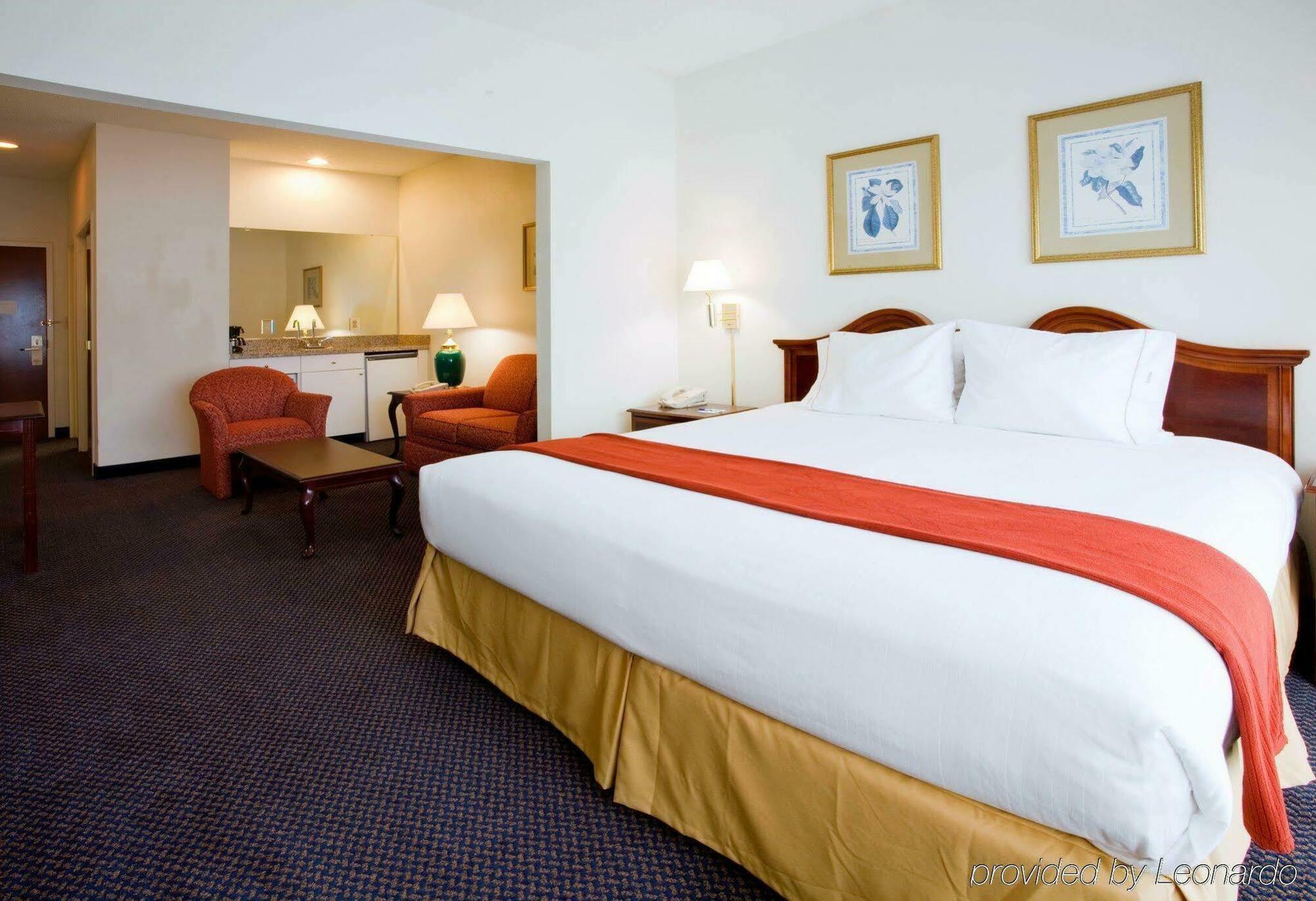 Holiday Inn Express Hillsborough-Durham Area By Ihg Екстер'єр фото