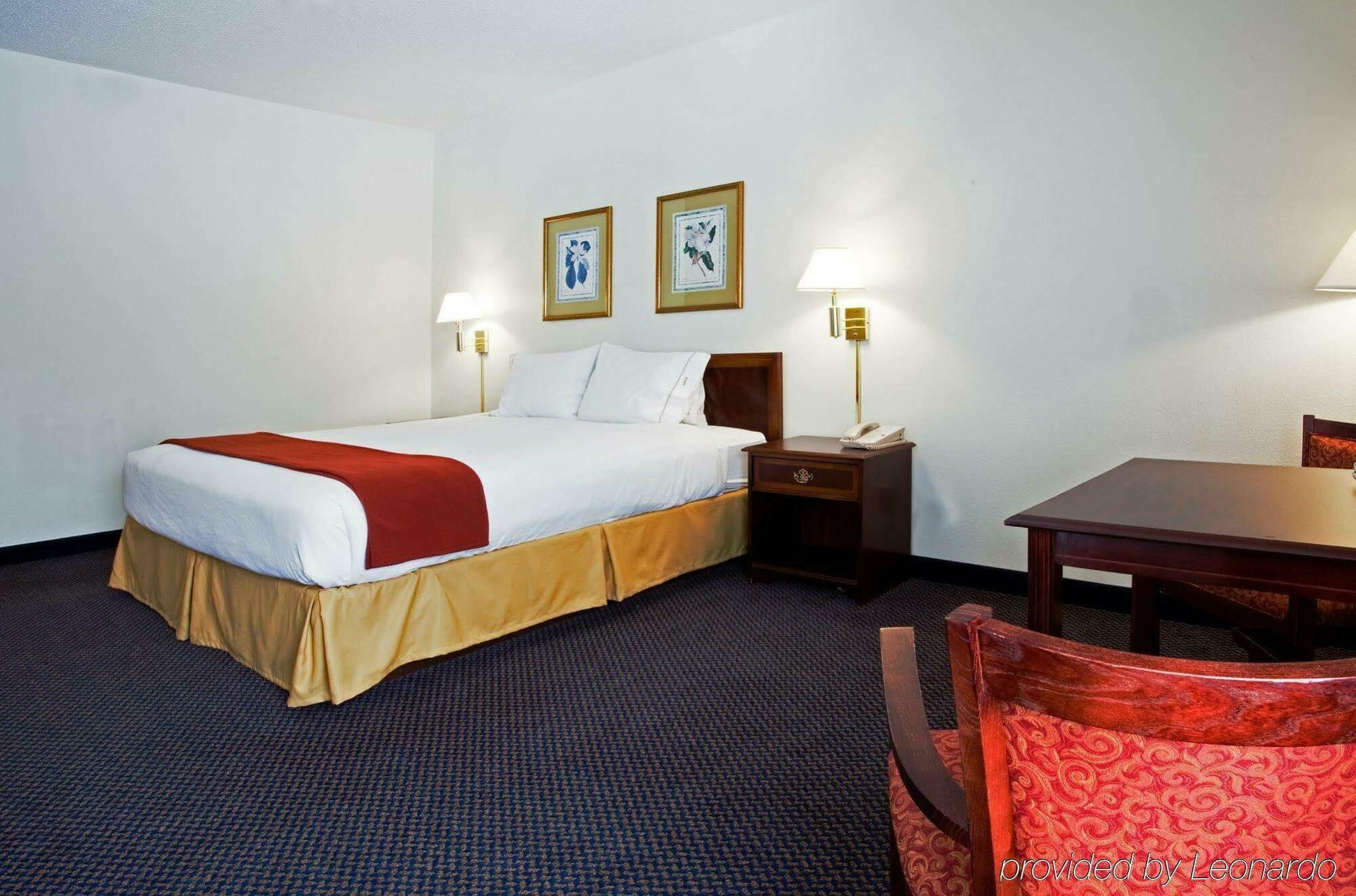 Holiday Inn Express Hillsborough-Durham Area By Ihg Екстер'єр фото