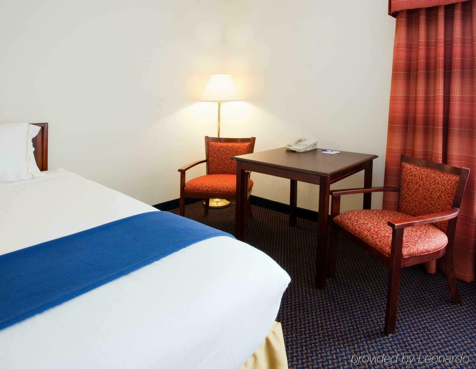 Holiday Inn Express Hillsborough-Durham Area By Ihg Екстер'єр фото